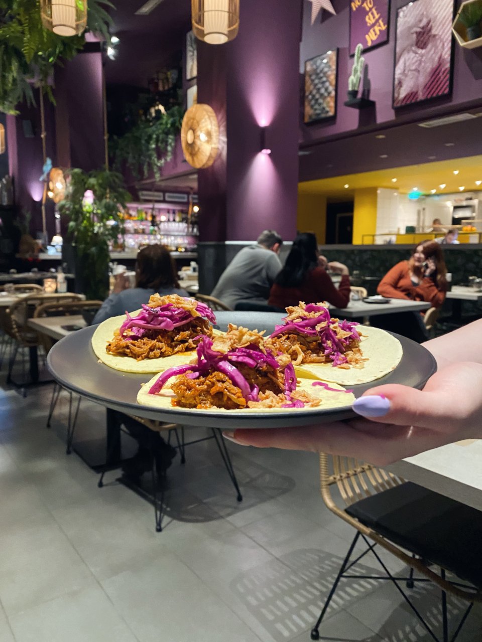 Οι τορτίγιες από καλαμπόκι είναι 100% χειροποίητες και φτιάχνονται από έναν Έλληνα που γεννήθηκε και ζούσε για πολλά χρόνια στο Μεξικό. 