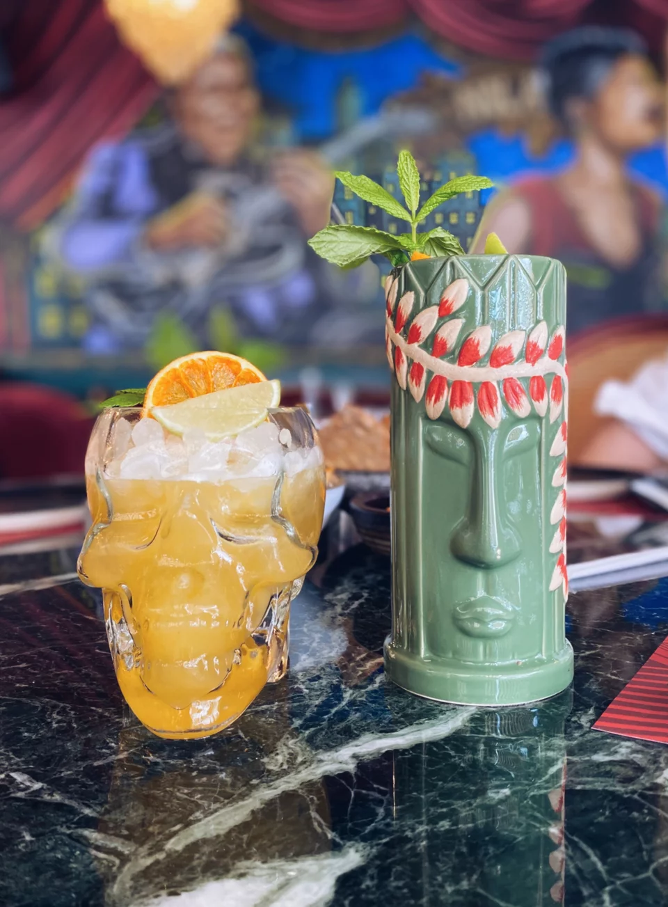 Τα κοκτέιλ σερβίρονται θεατρικά σε ποτήρια που παραπέμπουν στα πολιτισμικά στοιχεία του Αμερικανικού Νότου: από το βουντού μέχρι τους Ινδιάνους