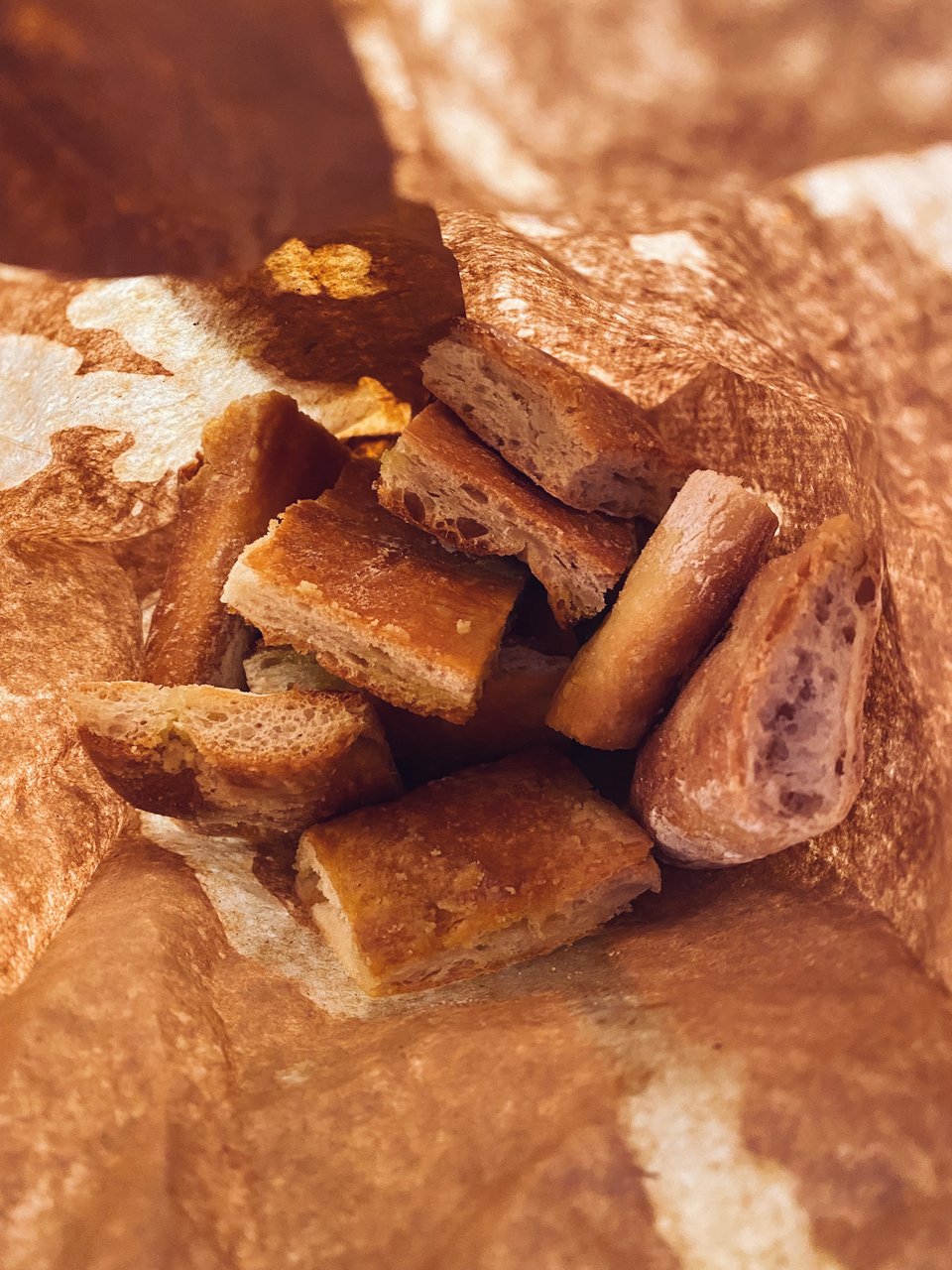 Μαζί με το πλατό τυριών και αλλαντικών έρχεται στο τραπέζι και ένα χάρτινο σακουλάκι με κομμάτια ζεστής φοκάτσιας  / Φωτογραφία: Μάνος Λειβαδάρος/iefimerida