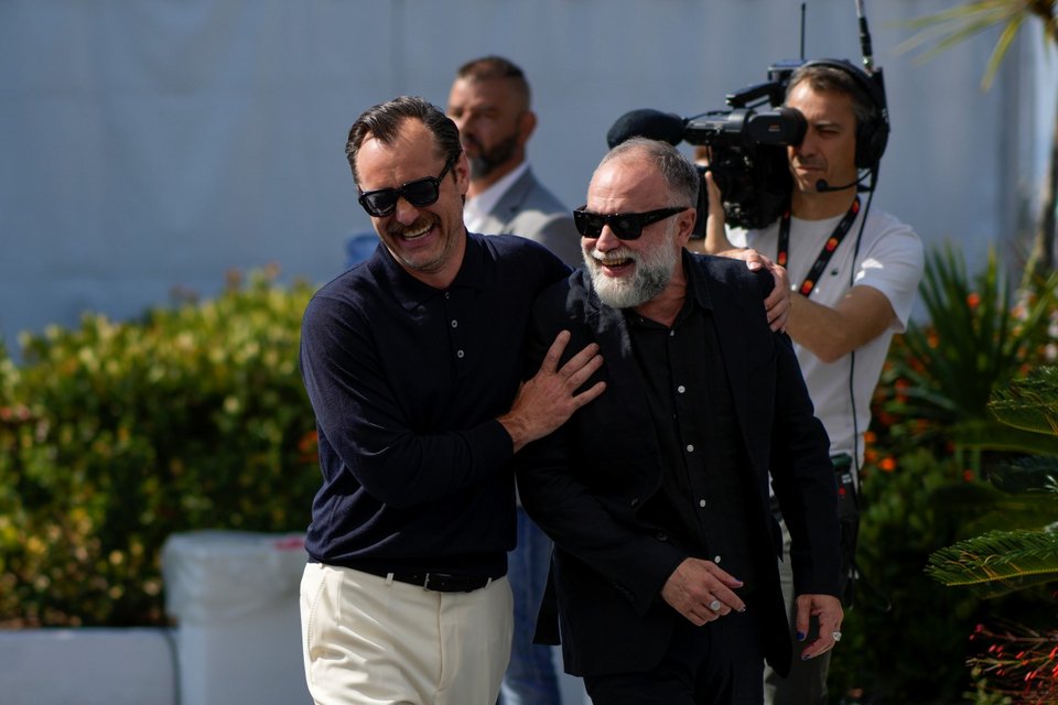 Ο Τζουντ Λο και ο σκηνοθέτης του «Firebrand», Καρίμ Αϊνούζ