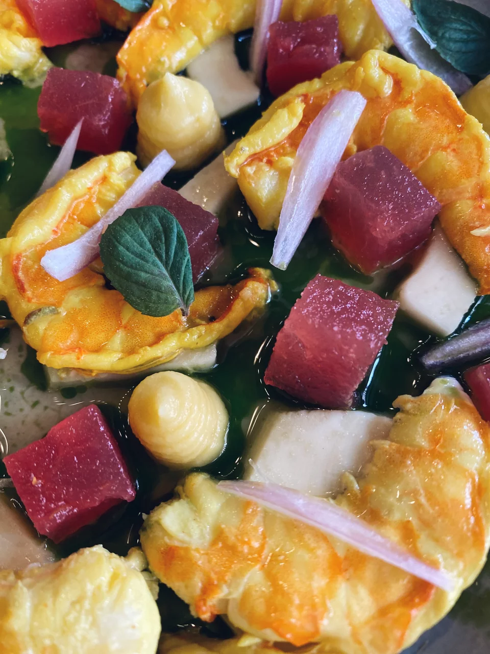 Ένα δροσερό νόστιμο πιάτο με γαρίδα και καρπούζι