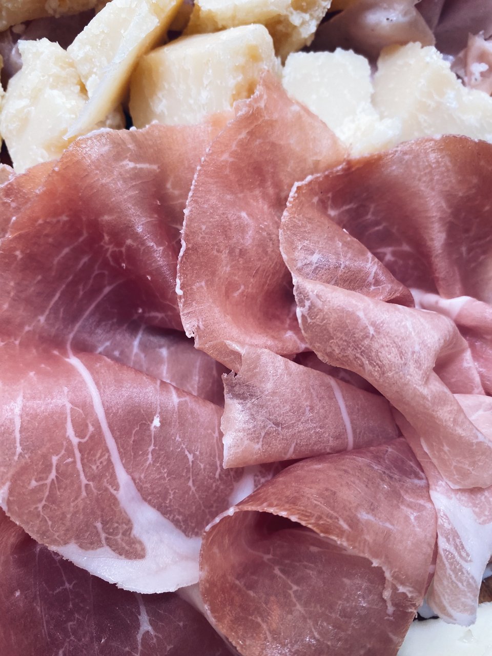 Προσούτο αργής ωρίμανσης στο premium πλατό του Bottega di Rino. 