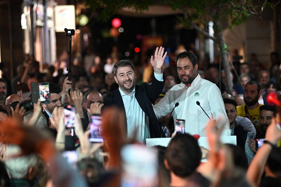 Ο πρόεδρος του ΠΑΣΟΚ λίγο πριν ξεκινήσει την ομιλία του στη Χίο