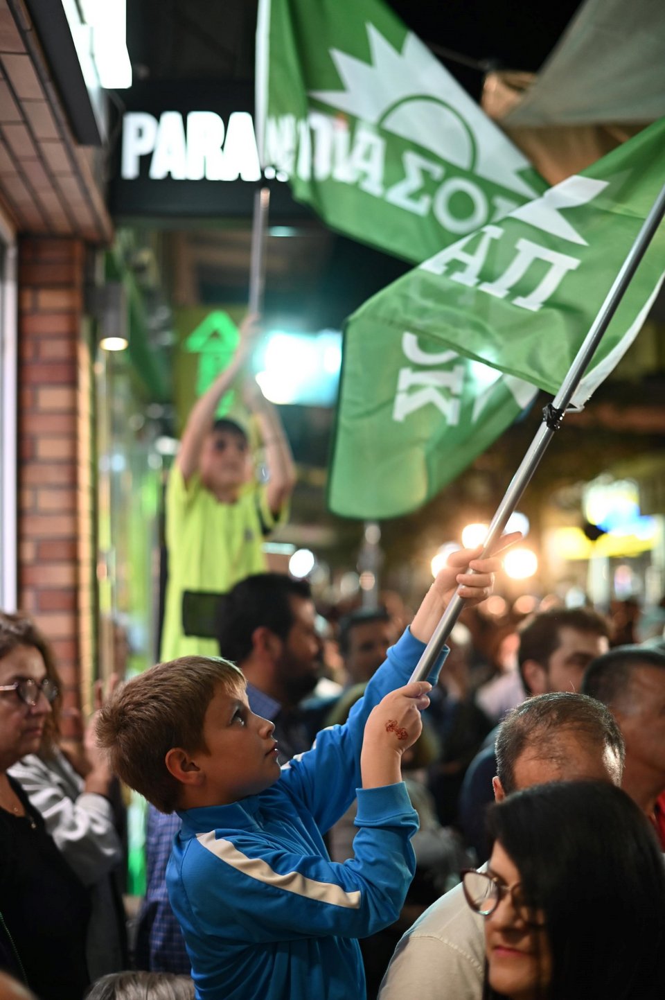 Ένας μικρός φίλος του ΠΑΣΟΚ με σημαία στην ομιλία του Νίκου Ανδρουλάκη