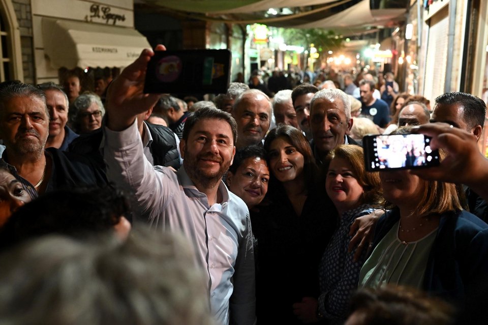 Ο Νίκος Ανδρουλάκης βγάζει selfies με φίλους του ΠΑΣΟΚ στην Χίο