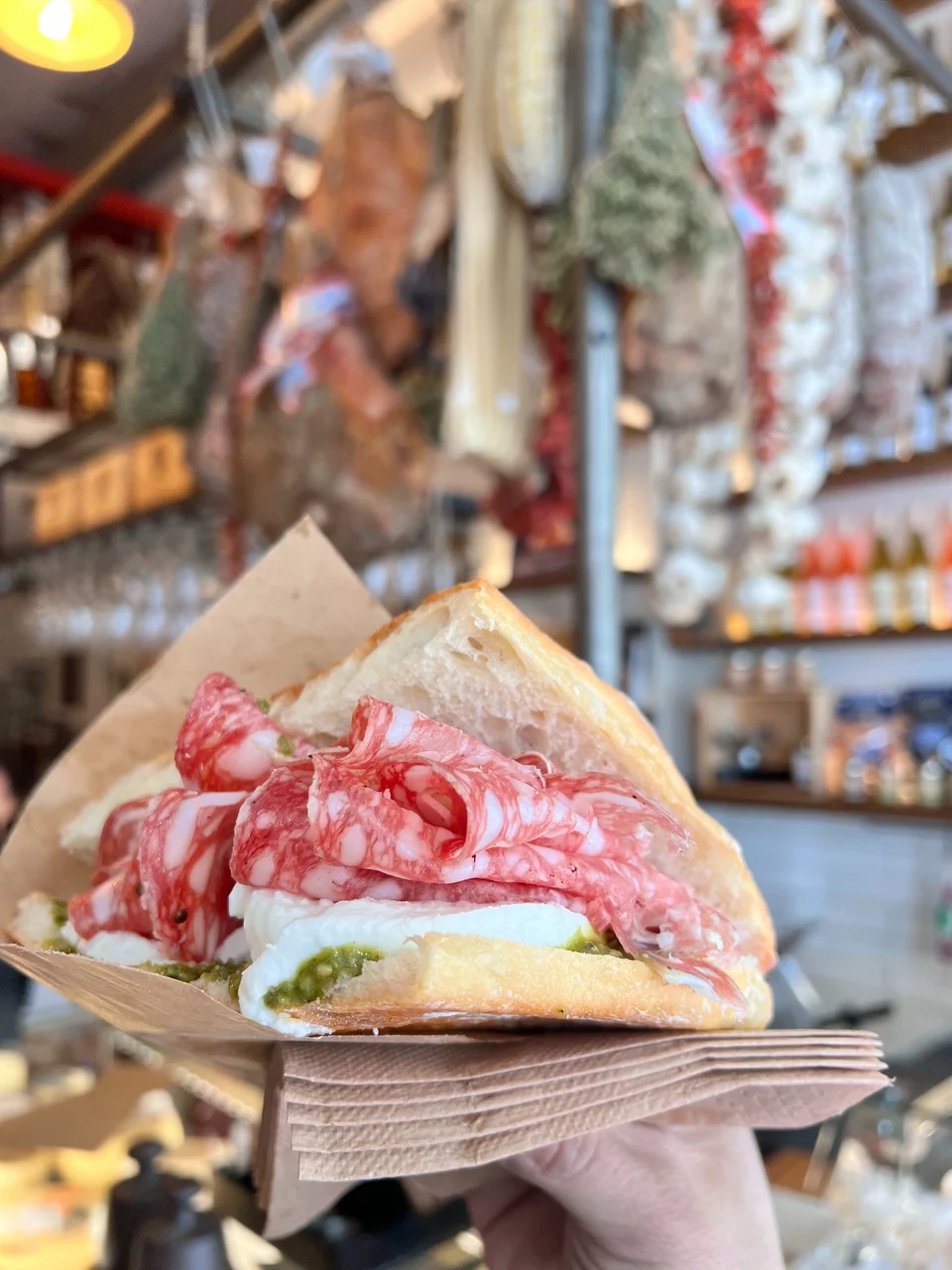 Όλα τα πανίνι φτιάχνονται μπροστά στον πελάτη εκείνη τη στιγμή που τα παραγγέλνει, με αλλαντικά και τυριά που κόβονται επί τόπου για να μη χαθεί το μοναδικό άρωμά τους.