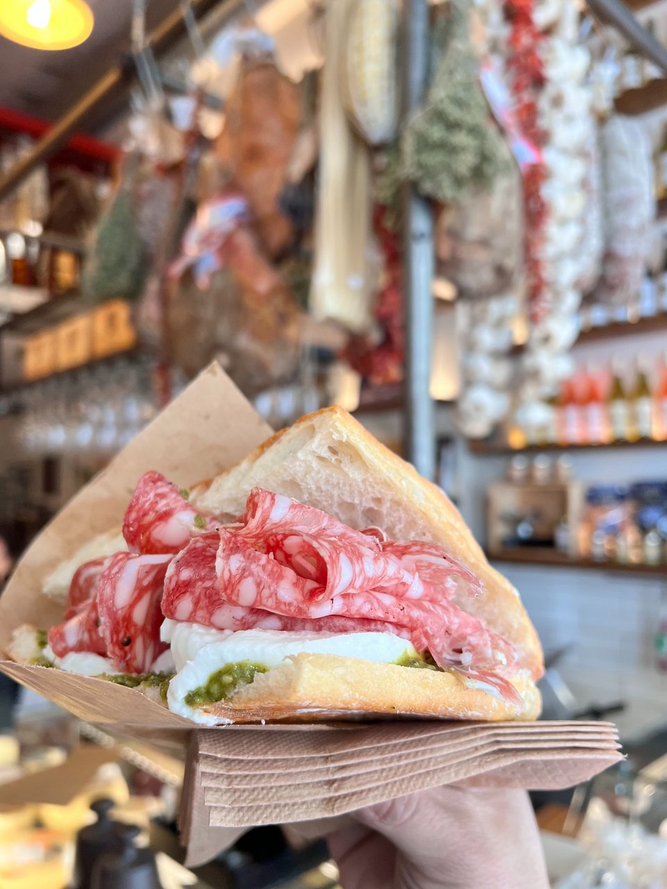 Όλα τα πανίνι φτιάχνονται μπροστά στον πελάτη εκείνη τη στιγμή που τα παραγγέλνει, με αλλαντικά και τυριά που κόβονται επί τόπου για να μη χαθεί το μοναδικό άρωμά τους. 