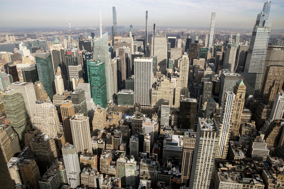 Άποψη του Μανχάταν από τον ουρανοξύστη Empire State Building. Για τη νέα τους μελέτη οι επιστήμονες υπολόγισαν πρώτα τη συνολική μάζα των κτιρίων της Νέας Υόρκης: 764.000.000.0000 κιλά!