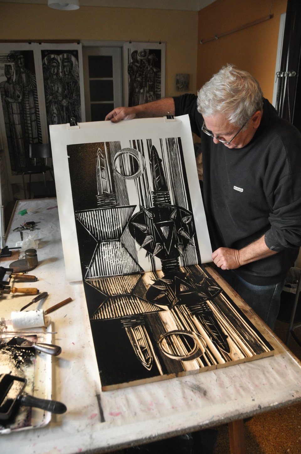Ο Νίκος Δεσεκόπουλος με μια ξυλογραφία του 