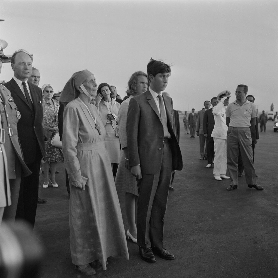 Σεπτέμβριος 1964: Ο Κάρολος με την πριγκίπισσα Άννα και τη γιαγιά τους πριγκίπισσα Αλίκη φτάνουν στο αεροδρόμιο του Ελληνικού-Φωτογραφία: KEYSTONE-FRANCE/Gamma-Rapho via Getty Images
