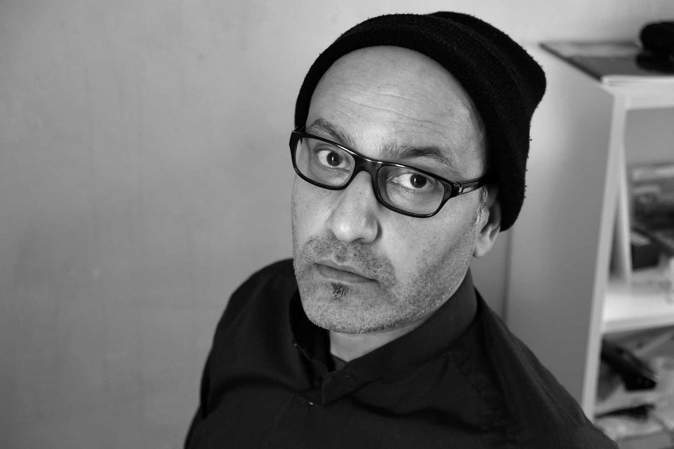 O ποιητής, συγγραφέας, μεταφραστής Haytham el-Wardany γεννήθηκε στο Κάιρο το 1972 και το εγκατέλειψε για τη Δύση το 1999.