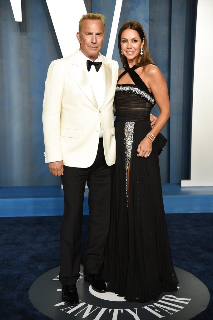 Ο Kevin Costner και η Christine Baumgartner στο Vanity Fair Oscar Party την Κυριακή, 27 Μαρτίου 2022