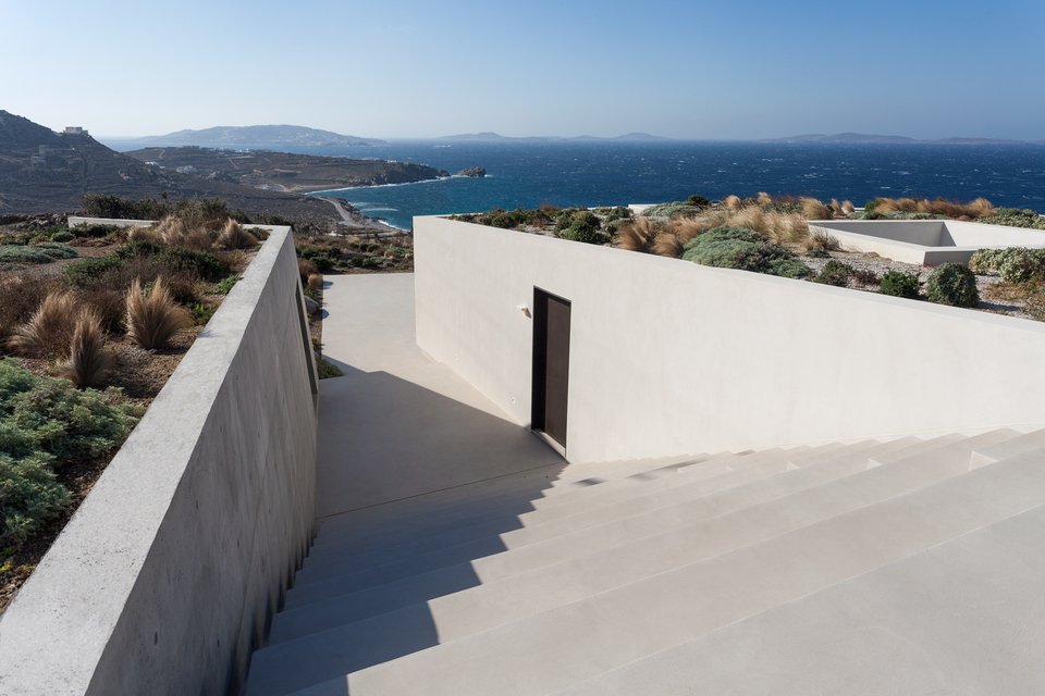 Η κατοικία Λατύπη απολαμβάνει τη θέα στο Αιγαίο από ψηλά / Φωτογραφία: Γιάννης Χατζηασλάνης