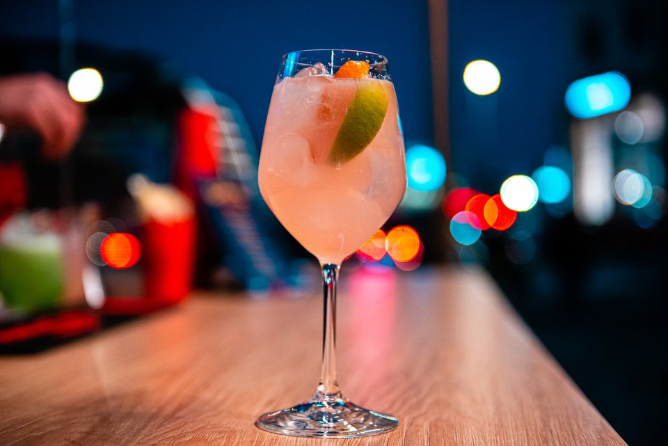 Το Mexha παρουσίασε το νέο του project «Travelling Bar» σε ένα μοναδικό, ζωηρό πάρτυ στο εστιατόριο επί της Αγίου Κωνσταντίνου.