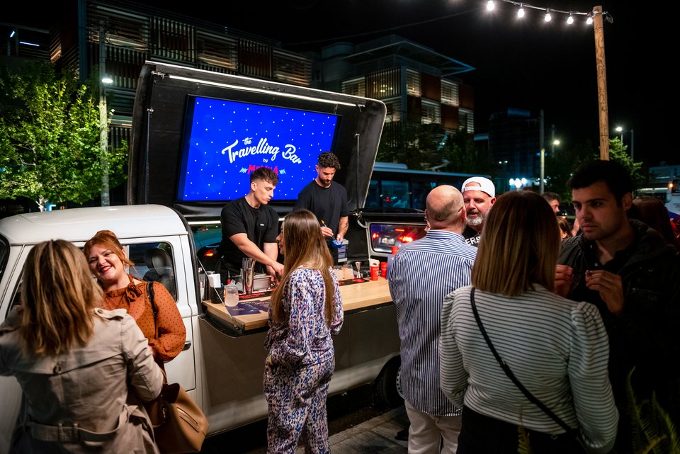 Στιγμιότυπο από το πάρτυ του Mexha για την παρουσίαση του «Travelling Bar».