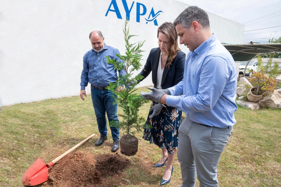 Τάκης Καραπατούχας, Διευθυντής εργοστασίου Φυσικού Μεταλλικού Νερού ΑΥΡΑ, Μαρία Αναργύρου Νίκολιτς, Γενική Διευθύντρια της Coca-Cola Τρία Έψιλον για Ελλάδα και Κύπρο, και Κωνσταντίνος Τάτσης, Επιστημονικός Συνεργάτης της Οργάνωσης Γη 