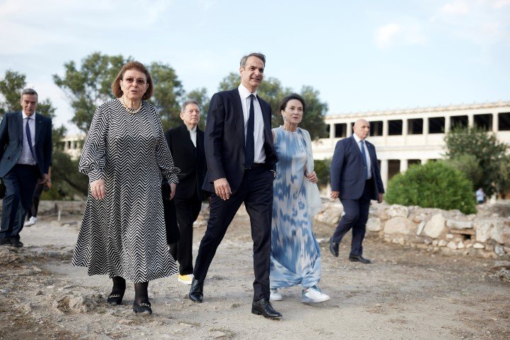 Ο Κυριάκος Μητσοτάκης με την ΥΠΠΟΑ Λίνα Μενδώνη, στην τελετή απονομής του αρχιτεκτονικού βραβείου PRITZKER 