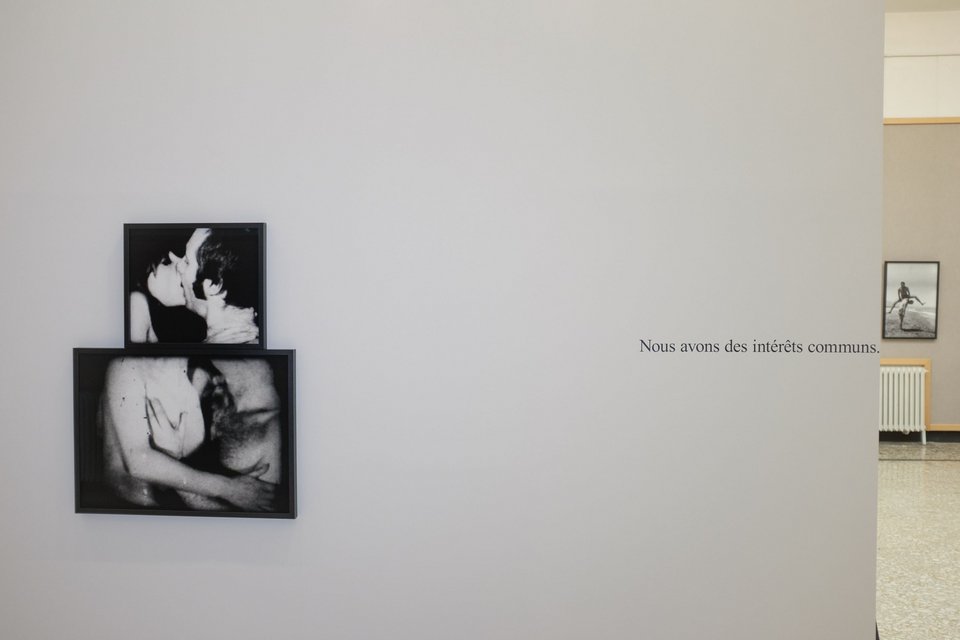 Οψη της έκθεσης. Still Life από το soft porno που βρέθηκε στα αρχεία της οικογένειας.