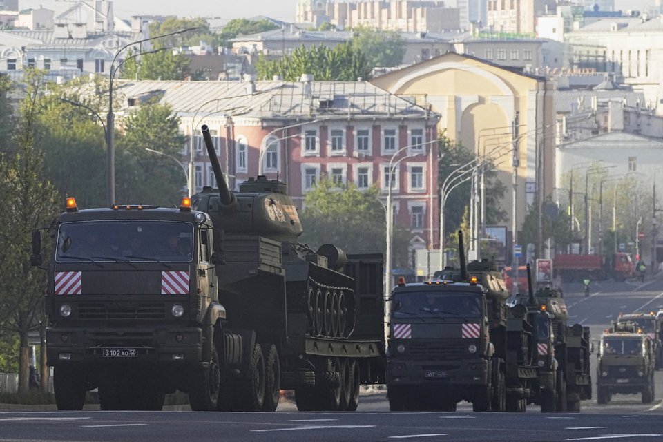 Σοβιετικής κατασκευής άρματα μάχης Τ-34 στην παρέλαση για την Ημέρα της Νίκης στη Μόσχα