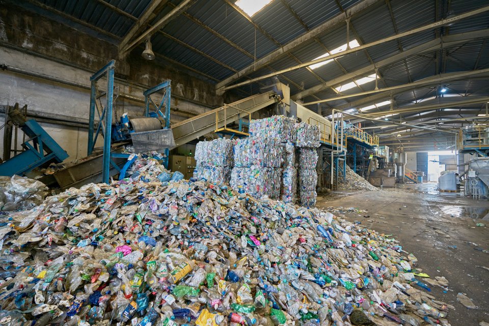 Στο εργοστάσιο της Skyplast όπου γίνεται η ανακύκλωση