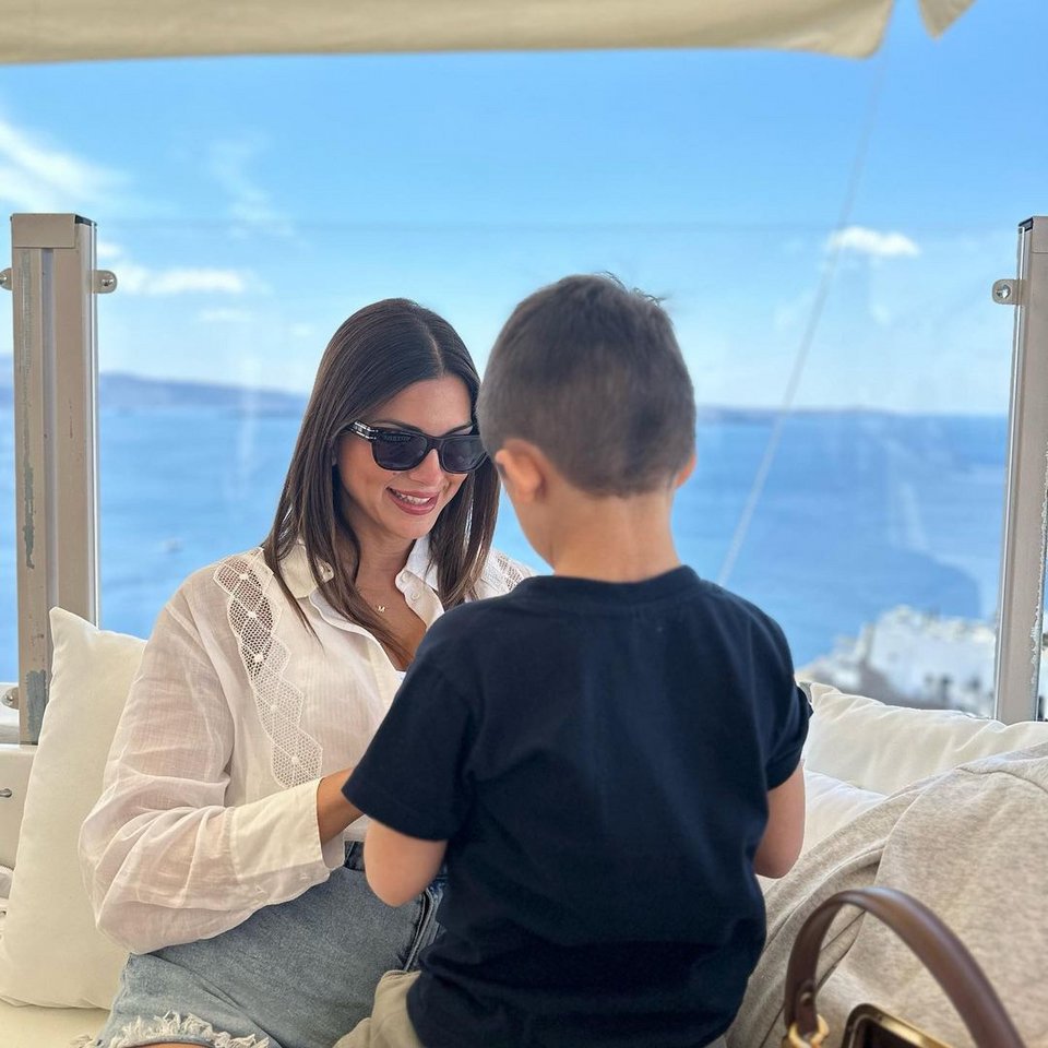 Οικογενειακές στιγμές της Σταματίνας Τσιμτσιλή στην Σαντορίνη