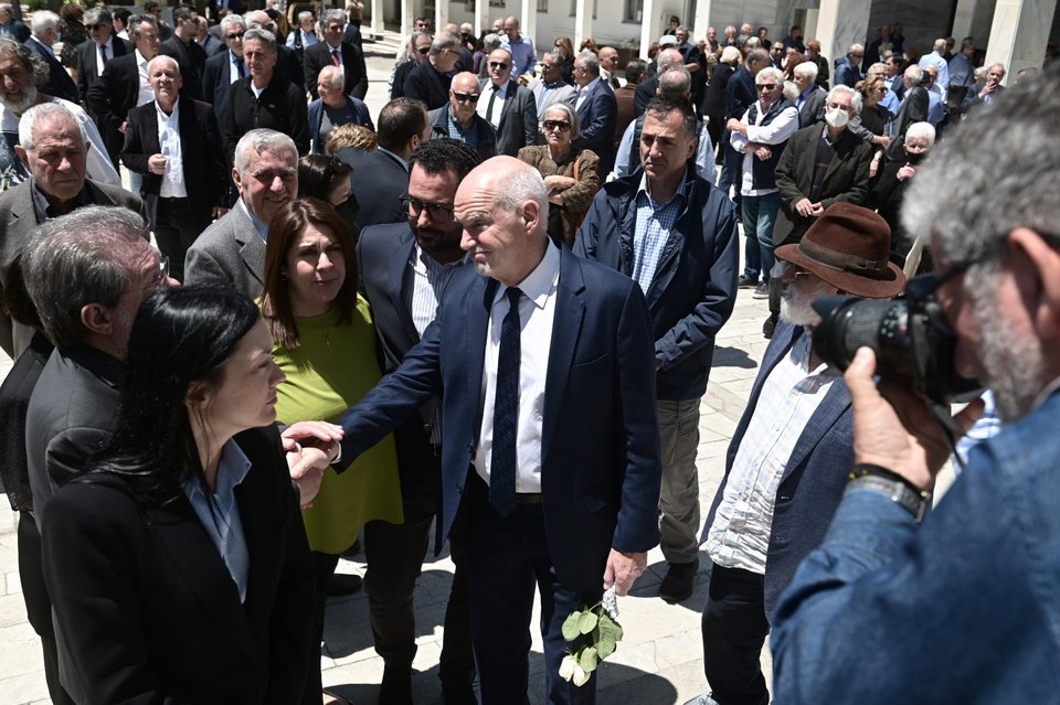 Ο Γιώργος Παπανδρέου στην κηδεία του Θανάση Τσούρα