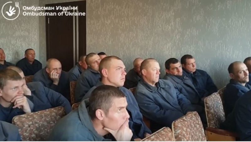 Μιλά από μόνη της η έκφραση στα βλέμματα των Ρώσων αιχμαλώτων καθώς παρακολουθούν το ντοκιμαντέρ με τις ωμότητες των δυνάμεων της Μόσχας στην Ουκρανία