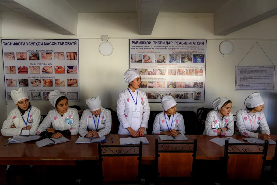 WHO Tajikistan / Τατζικιστάν, Νοέμβριος 2019: Φοιτήτριες στο τμήμα αποκατάστασης του Ιατρικού Κολλεγίου της Δημοκρατίας του Τατζικιστάν