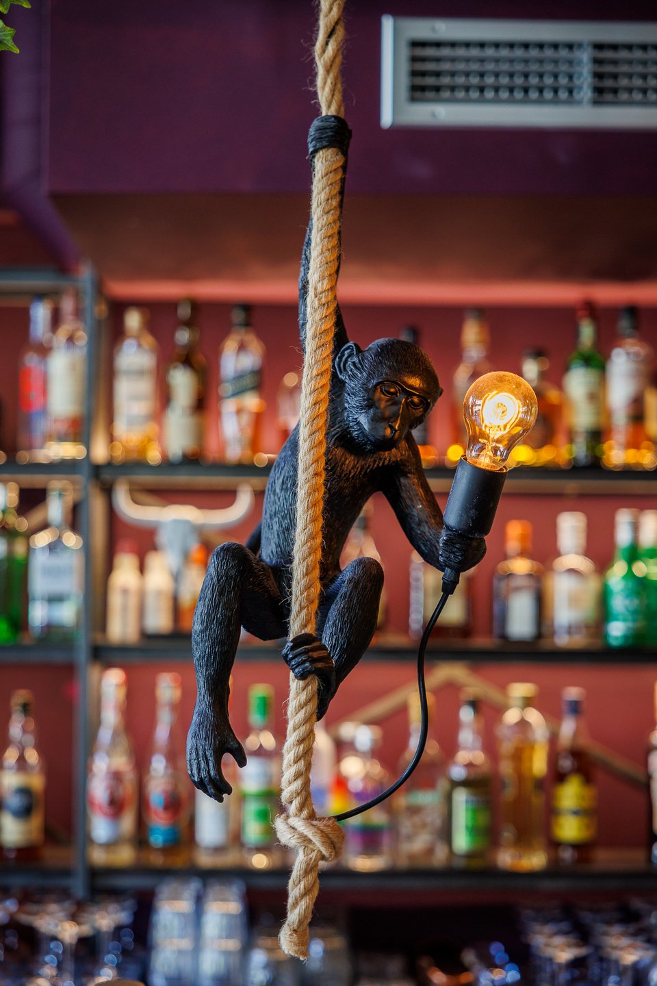 Τα πρωτότυπα design φωτιστικά με τα μαϊμουδάκια δίνουν μια εξωτική νότα στο χώρο.