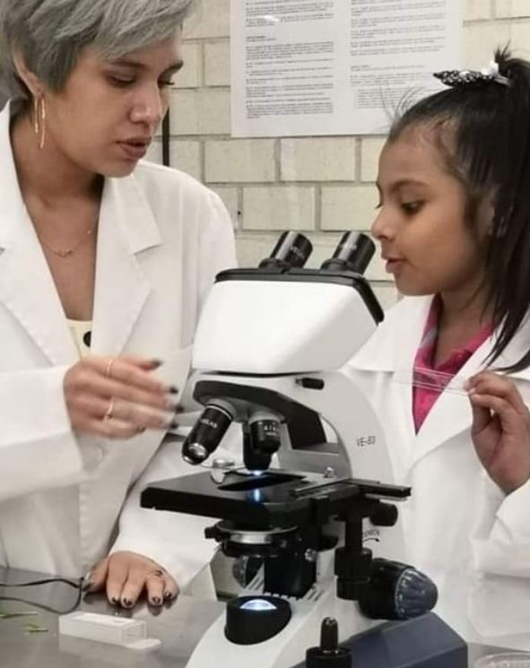 Η Agara σε εργαστήριο κάνοντας την πρακτική της