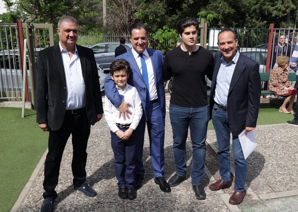 «Τα αδέλφια μου Λεωνίδας και Αλέξανδρος, ο γιος μου ο Αθανάσιος/Περσέας που ψηφίζει για πρώτη φορά και ο μικρός μου γιος ο Αναστάσιος» έγραψε ο Αδωνις Γεωργιάδης