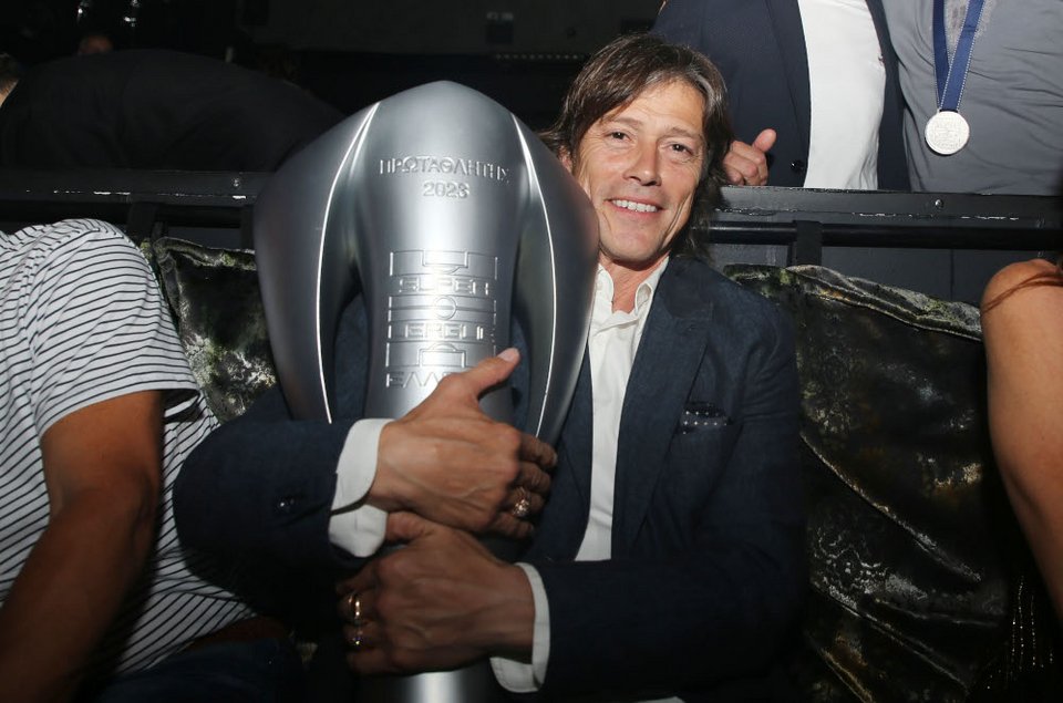 Ο Ματίας Αλμέιδα αγκαλιά με την «κούπα» του πρωταθλητή