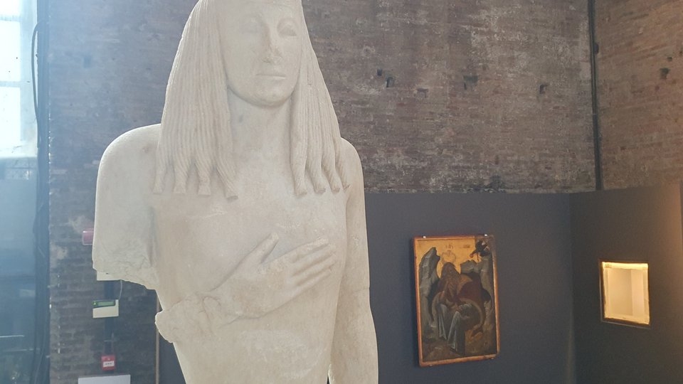 Το κολοσσικό αρχαϊκό άγαλμα της Κόρης της Θήρας, ένα από τα παλαιότερα μεγάλης ελληνικής γλυπτικής