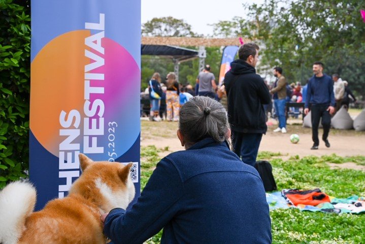 Εκατοντάδες οικογένειες με μικρά ή μεγαλύτερα παιδιά, ενήλικες γεμάτοι ενδιαφέρον και καλή διάθεση, παιχνιδιάρικα κατοικίδια, πλημμύρισαν από το πρωί τη γειτονιά του Κολωνού