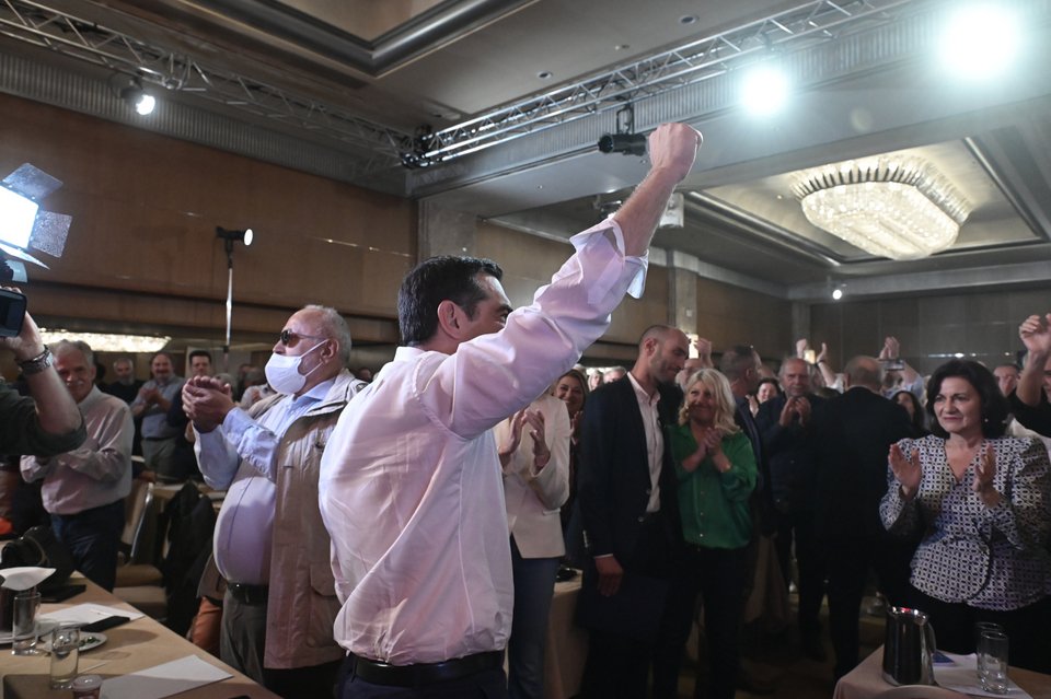 Ο Αλέξης Τσίπρας χειροκροτείται πριν την ομιλία του στην ΚΕ του ΣΥΡΙΖΑ / Φωτογραφία: ΓΙΩΡΓΟΣ ΚΟΝΤΑΡΙΝΗΣ-EUROKINISSI