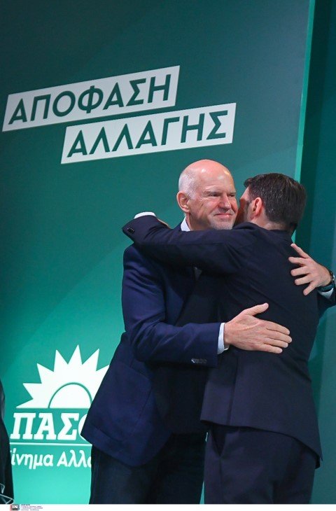 Ο Νίκος Ανδρουλάκης αγκαλιάζεται με τον Γ. Παπανδρέου στην Πάτρα