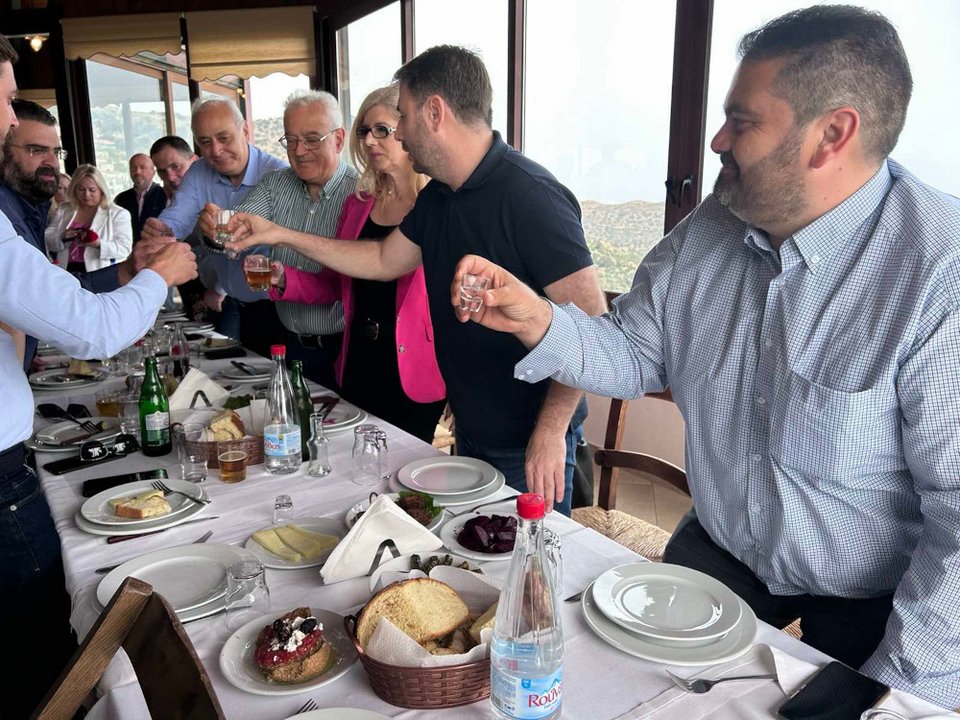 Ο Νίκος Ανδρουλάκης παραθέτει γεύμα στους δημοσιογράφους ενόψει των εκλογών 2023/ Φωτογραφία: Cretapost.gr