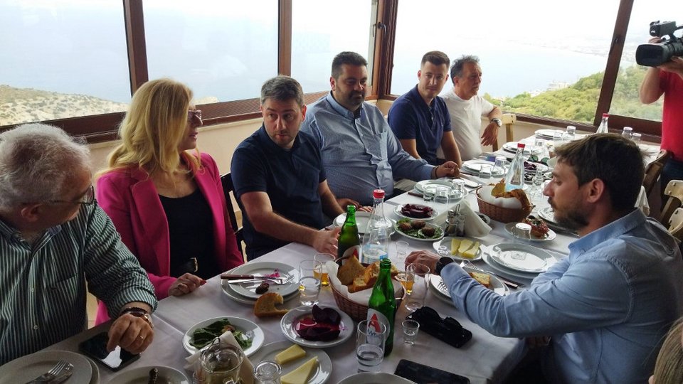 Ο Νίκος Ανδρουλάκης παραθέτει γεύμα στους δημοσιογράφους ενόψει των εκλογών 2023/ Φωτογραφία: Cretapost.gr
