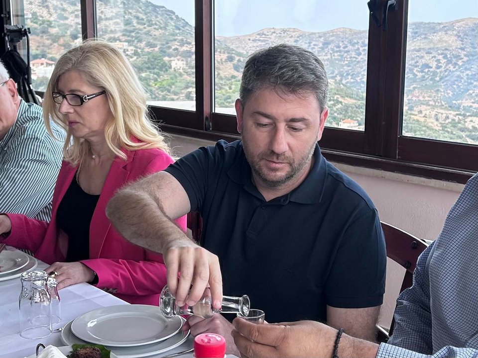 Ο Νίκος Ανδρουλάκης παραθέτει γεύμα στους δημοσιογράφους ενόψει των εκλογών 2023/ Φωτογραφία: Cretapost.gr
