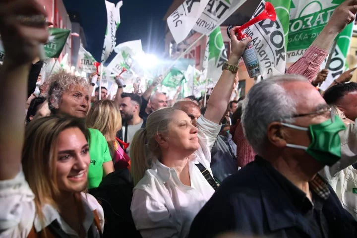 Φίλοι του ΠΑΣΟΚ κατά την ομιλία του Νίκου Ανδρουλάκη στο Θησείο