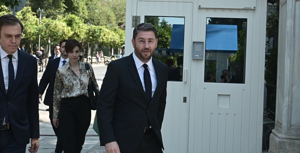 Με τους συνεργάτες του έφτασε στο Προεδρικό Μέγαρο ο πρόεδρος του ΠΑΣΟΚ Νίκος Ανδρουλάκης