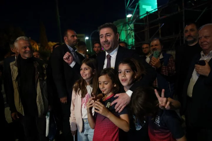 Ο Νίκος Ανδρουλάκης με παιδιά στη συγκέντρωση του ΠΑΣΟΚ στο Θησείο 