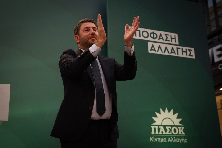 Ο πρόεδρος του ΠΑΣΟΚ Νίκος Ανδρουλάκης χειροκροτεί στην προεκλογική συγκέντρωση της Πάτρας