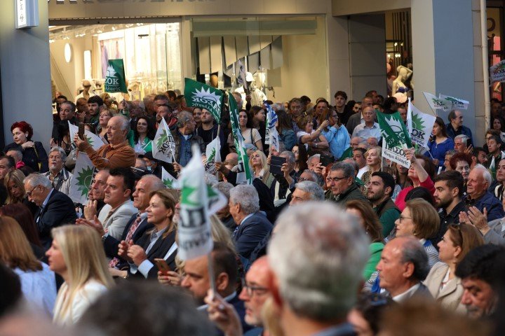 Κόσμος στην ομιλία Ανδρουλάκη στην Πάτρα
