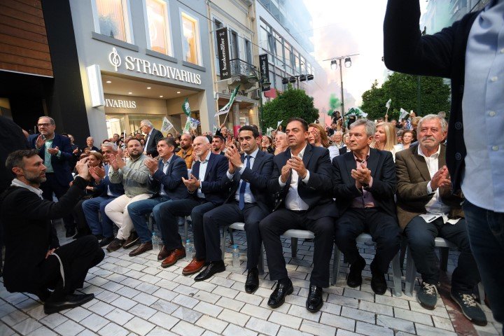 Ο πρώην πρωθυπουργός Γιώργος Παπανδρέου, υποψήφιος στην Αχαΐα, ο Μιχάλης Κατρίνης (Ηλεία) και ο Δημ. Κωνσταντόπουλος (Αιτωλοακαρνανία) στην ομιλία Ανδρουλάκη στην Πάτρα / Φωτογραφία: Menelaos Michalatos / inSitu.photos / SOOC