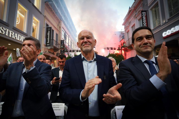 Ο πρώην πρωθυπουργός Γιώργος Παπανδρέου, υποψήφιος στην Αχαΐα και ο Μιχάλης Κατρίνης (Ηλεία) στην ομιλία Ανδρουλάκη στην Πάτρα