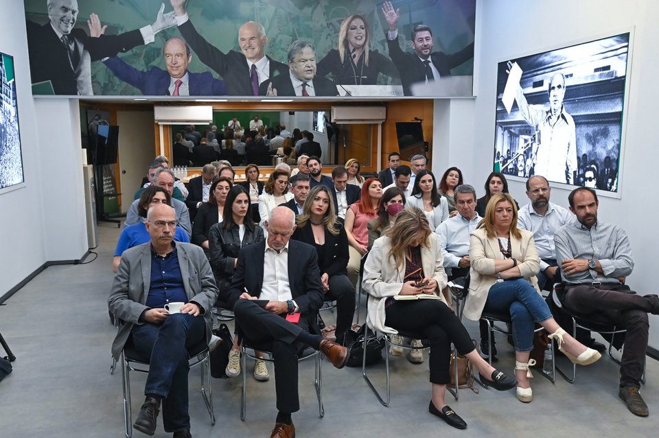 Τα μέλη του Πολιτικού Συμβουλίου του ΠΑΣΟΚ-ΚΙΝΑΛ