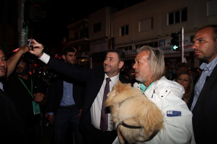 Ο Νίκος Ανδρουλάκης βγάζει σέλφι με φίλους του ΠΑΣΟΚ