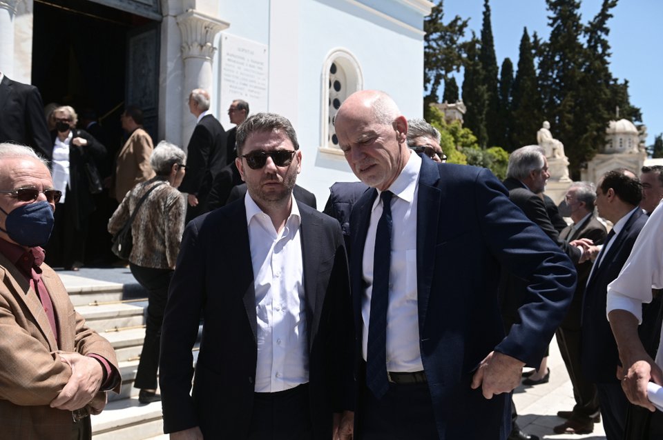 Νίκος Ανδρουλάκης και Γιώργος Παπανδρέου στην κηδεία του Θανάση Τσούρα