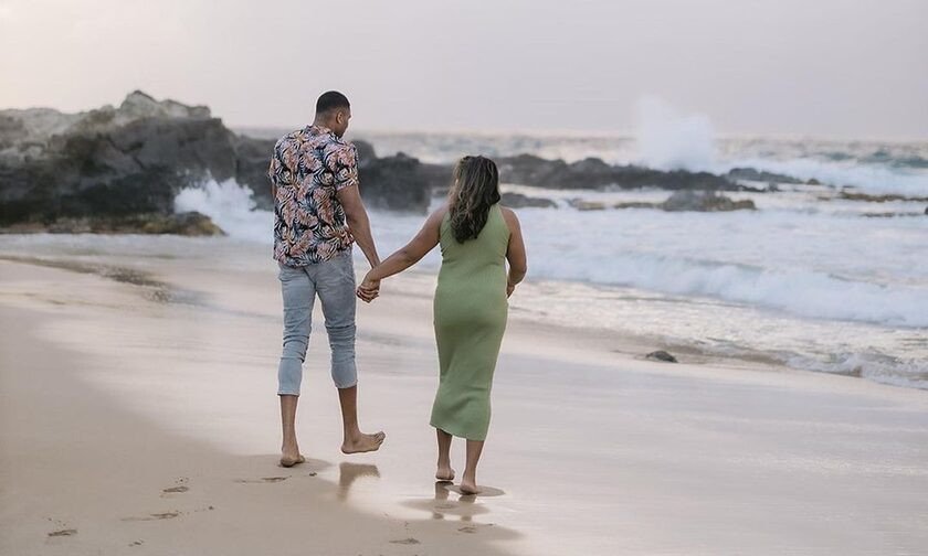 Γιάννης και Μαράια σε παραλία της Χαβάης